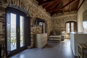 Suite Junior, balcon | Salle de séjour | Télévision à écran plat, cheminée