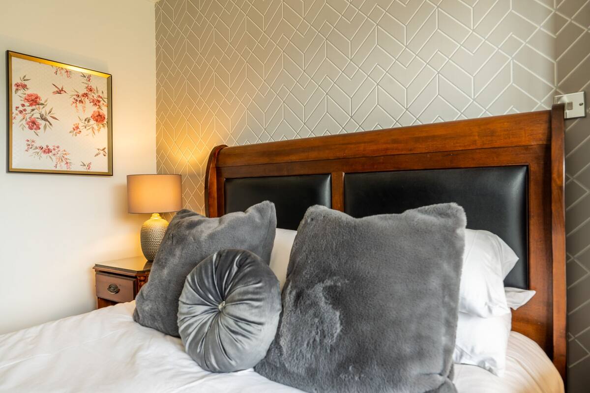 Deluxe Double Room, Ensuite, Lake View (1. Strawberry Room)