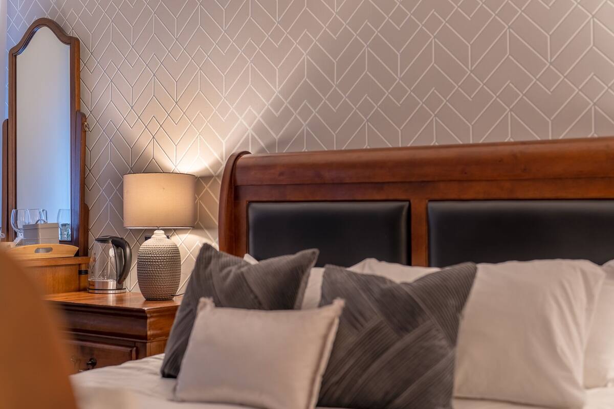 Family Double Room, Ensuite, Lake View (7 Dewberry)