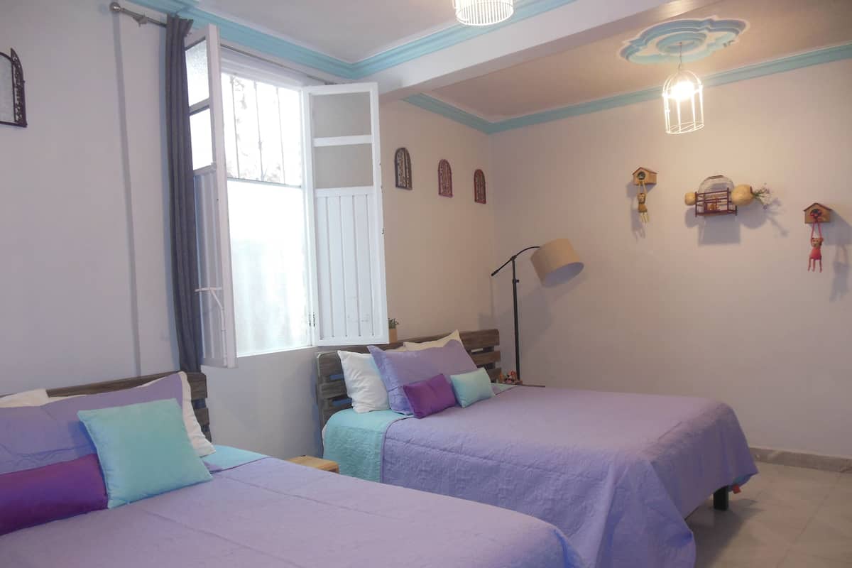 LA GIGANTA 2 Camas Queen Size | 1 bedroom, premium bedding, iron/ironing board, cribs/infant beds