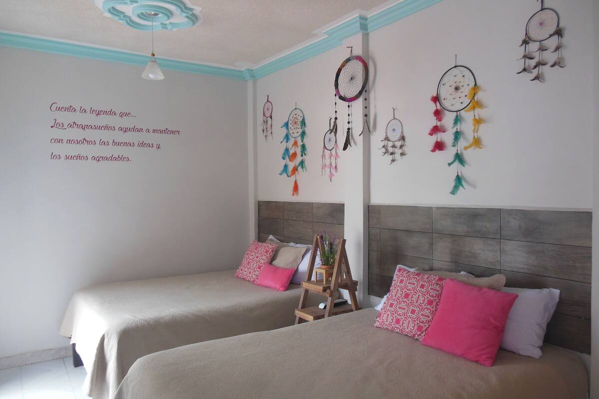 SUEÑOS 2 Camas Matrimoniales | 1 Schlafzimmer, hochwertige Bettwaren, Bügeleisen/Bügelbrett, Babybetten
