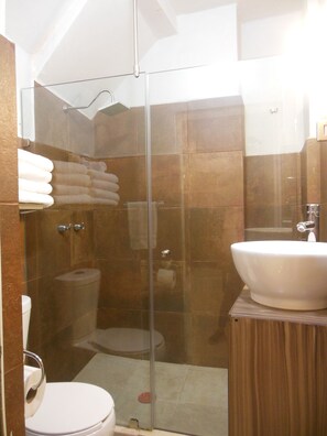 LA GIGANTA 2 Camas Queen Size | Bathroom | Shower, free toiletries, towels