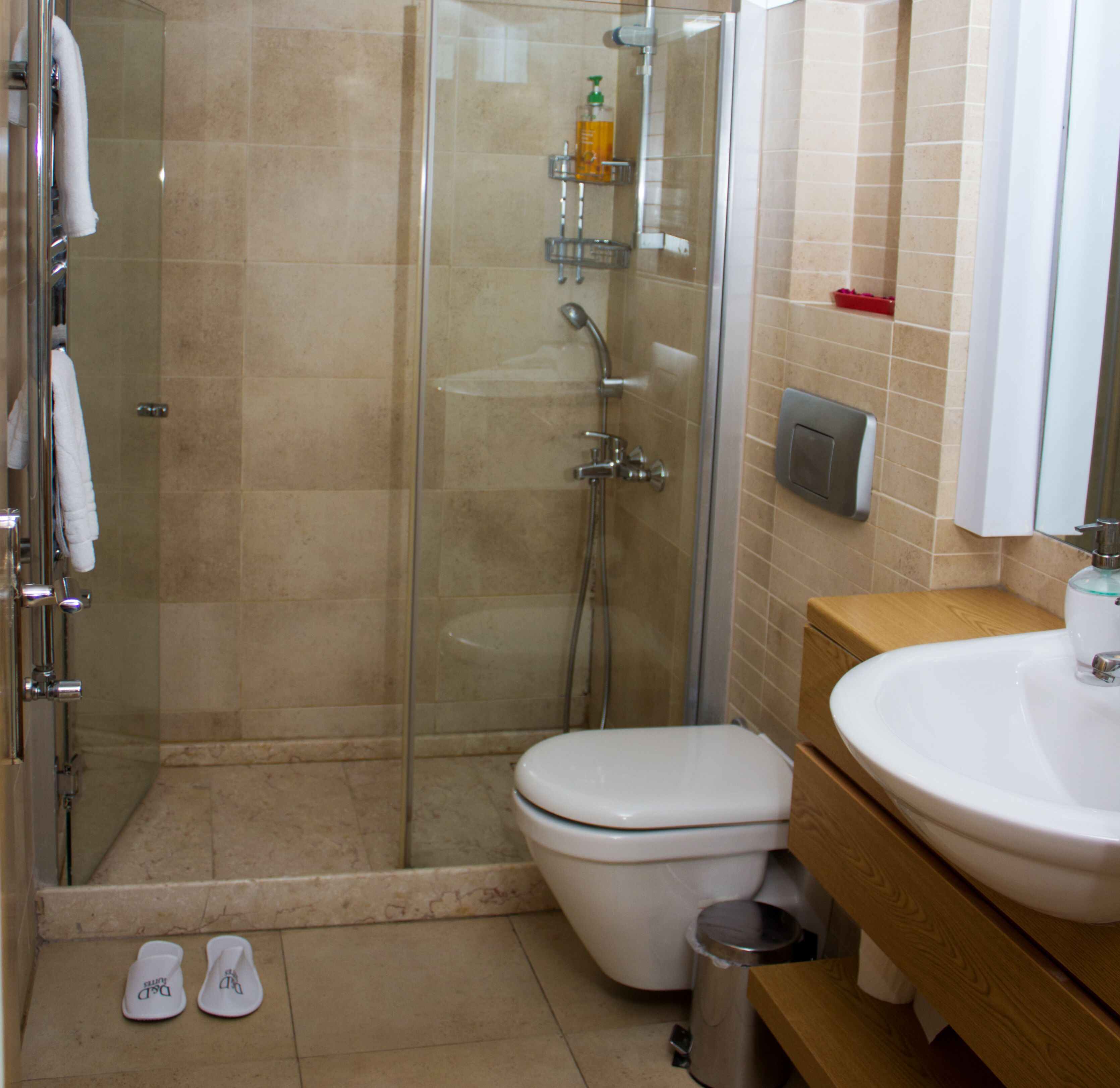 Suite familiar, terraza | Baño | Ducha, secador de pelo, zapatillas y toallas