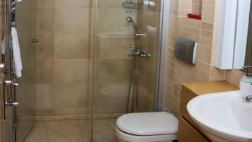 Suite familiar, terraza | Baño | Ducha, secador de pelo, zapatillas y toallas