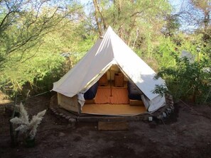 Tienda, 2 camas individuales, baño compartido | Caja fuerte y wifi gratis