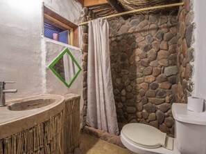 Habitació doble, 1 llit doble, bany privat | Bany | Dutxa i tovalloles 