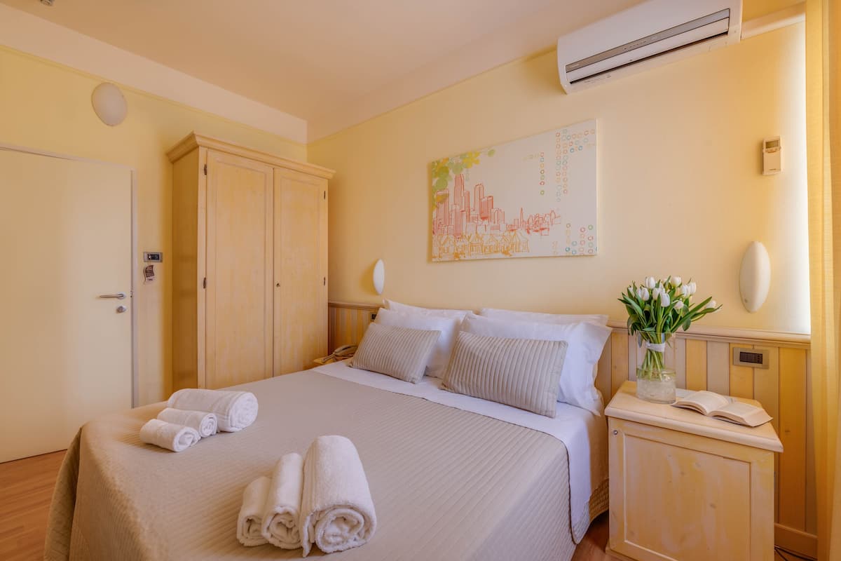 Kamar Double atau Twin Standar | Seprai premium, brankas, meja kerja, dan kedap suara