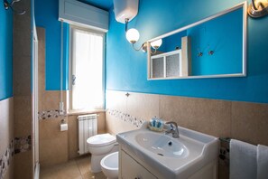 Shower, free toiletries, hair dryer, bidet