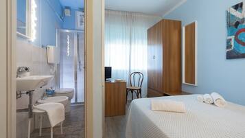 Chambre Ăconomique, 1 grand lit 1 place, non-fumeurs, climatisation | Salle de bain | Douche, articles de toilette Ă©cologiques, sĂšche-cheveux