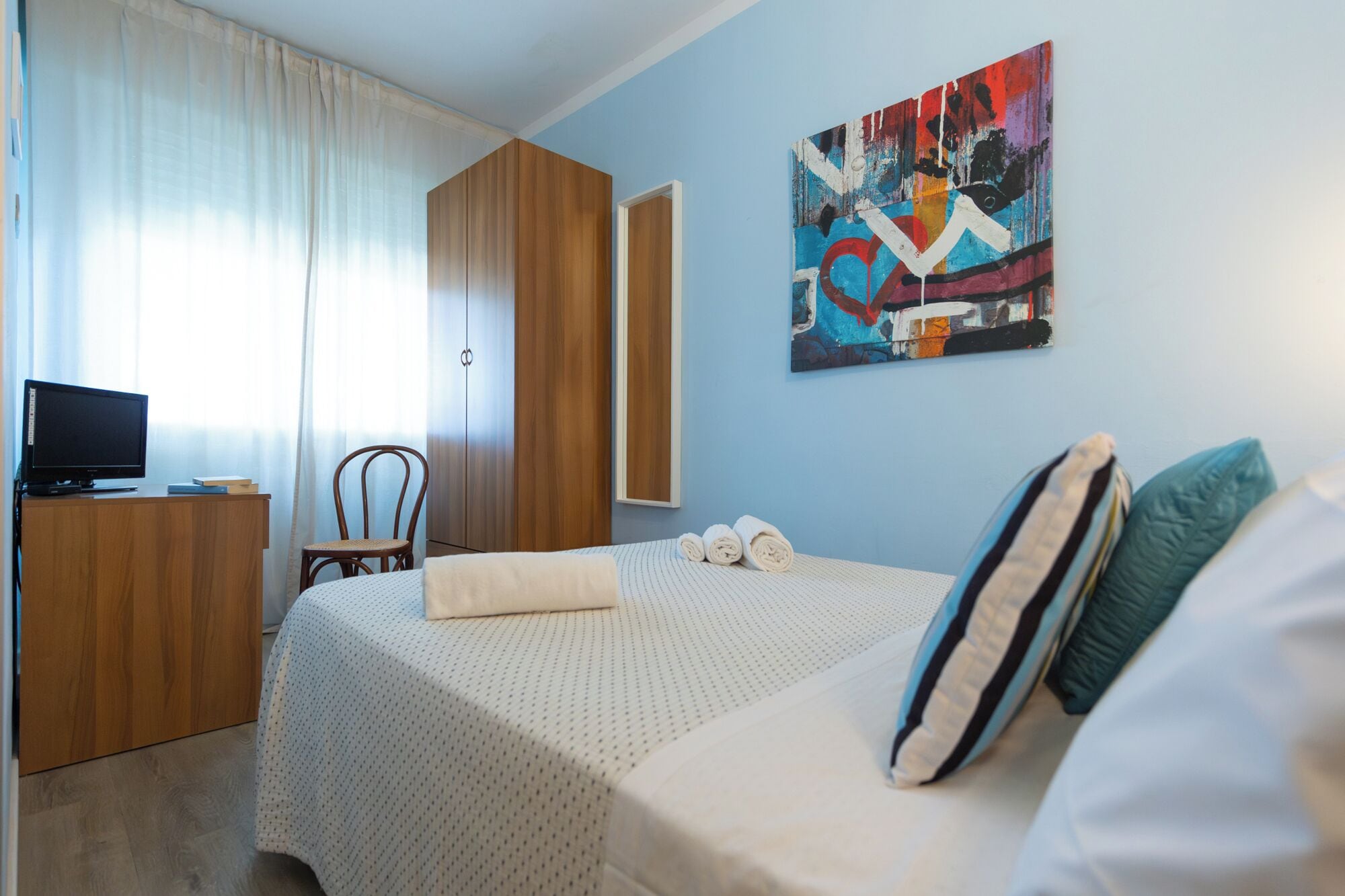 Economy Room, 1 Large Twin Bed, Non Smoking, Air conditioning | Premium bedding, down comforters, pillowtop beds, in-room safe