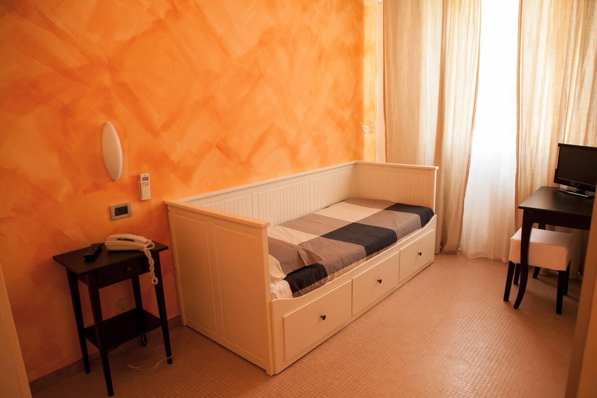 single room | premium bedding, in-room safe, desk, soundproofing