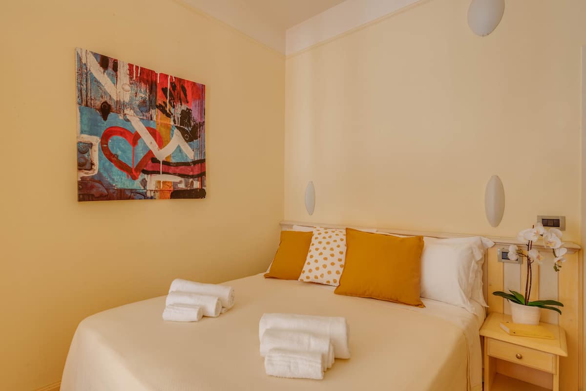 Kamar Double Ekonomi | Seprai premium, brankas, meja kerja, dan kedap suara