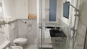 Superior Triple Room | Bathroom | Shower, free toiletries, hair dryer, bidet