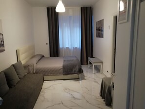 In-room safe, individually decorated, individually furnished, desk - B&B Casa Nizza (Turin)