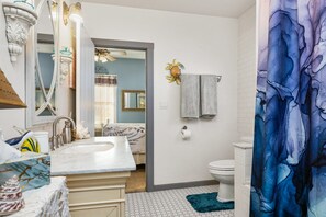 Signature Cottage, 2 Bedrooms | Bathroom | Combined shower/bathtub, deep-soaking bathtub, free toiletries