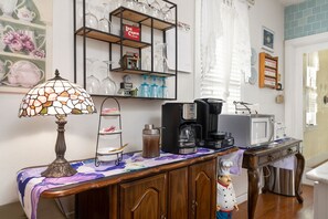 Signature Cottage, 2 Bedrooms | Private kitchen | Fridge, microwave, oven, stovetop - Virginia St Dollhouse (Prescott)