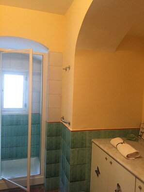 Comfort Triple Room, Balcony (Armonia) | Bathroom - B&B L'Incrocio (Salerno)