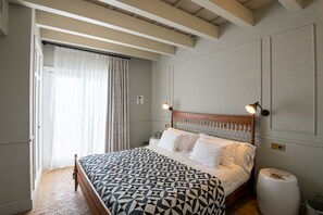 Quarto casal | Roupas de cama premium, frigobar, cofres nos quartos, cortinas blackout