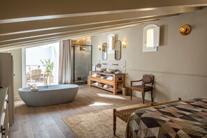 Suite Sant Jeroni | Roupas de cama premium, frigobar, cofres nos quartos, cortinas blackout