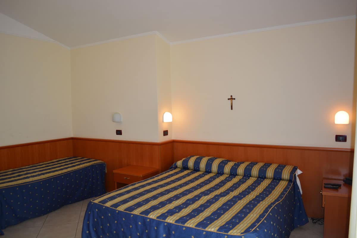 Escritorio, cunas, wifi gratis y ropa de cama