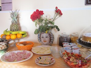 Paikallinen aamiainen maksusta viikonloppuisin