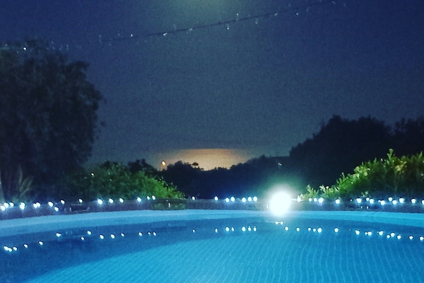 Piscina externa sazonal, funciona das 9h às 19h, guarda-sóis