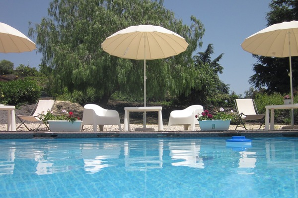 Piscina stagionale all'aperto, ombrelloni da piscina, lettini