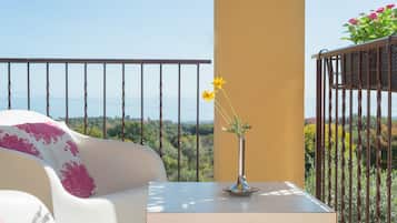 Suite Panorama, 1 kamar tidur, teras, pemandangan laut | 1 kamar tidur, seprai premium, meja kerja, dan tirai kedap cahaya