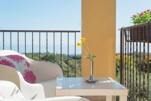 Suite panorámica, 1 habitación, terraza, vistas al mar | 1 dormitorio, ropa de cama de alta calidad, escritorio y cortinas opacas
