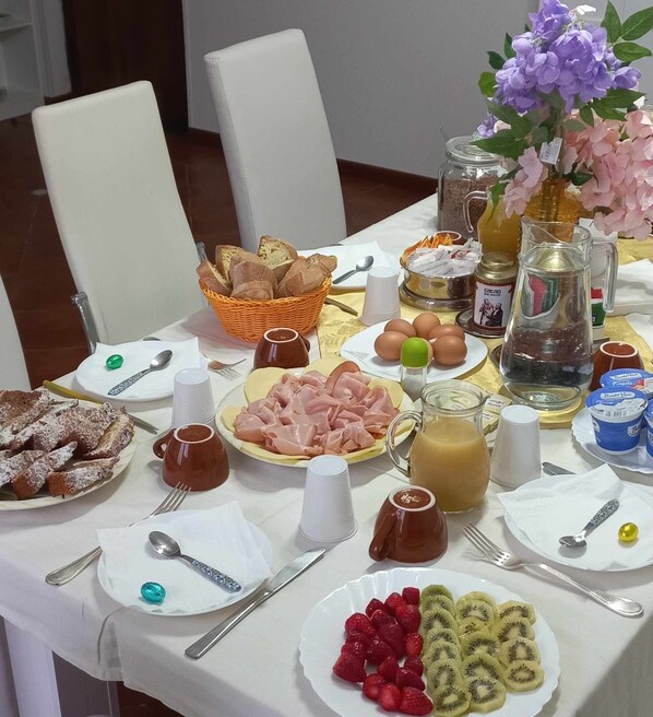 Un buffet de petit-déjeuner proposant une variété d’aliments et de boissons.