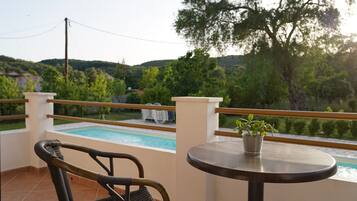 Habitación estándar con 1 cama doble o 2 individuales | Terraza o patio