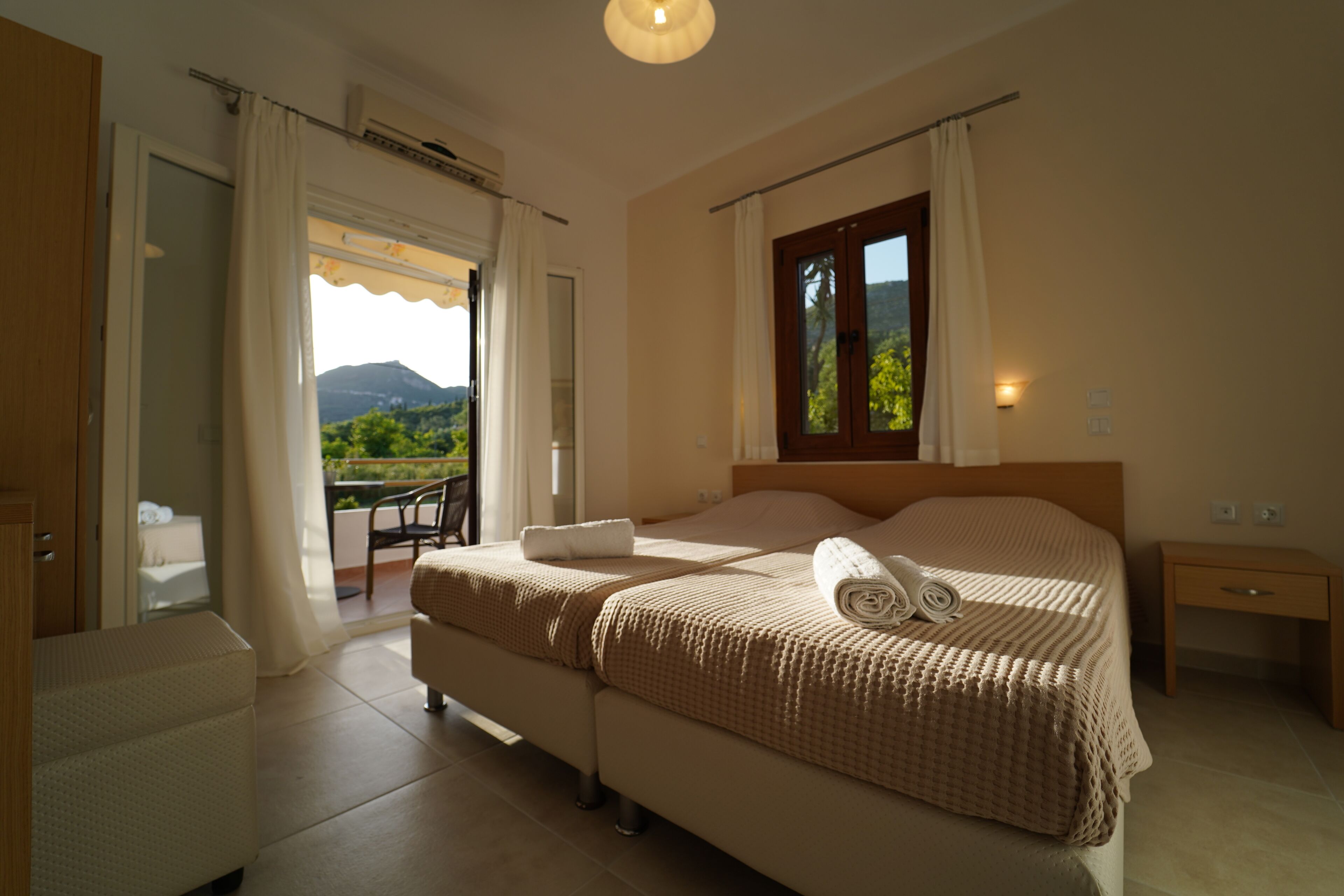 Habitación estándar con 1 cama matrimonial o 2 individuales | Ropa de cama de alta calidad y caja de seguridad en la habitación 