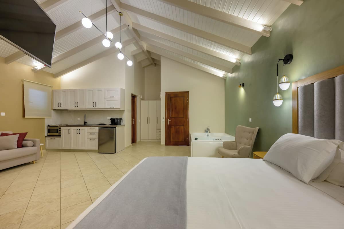 أغطية فراش متميزة وخزنة داخل الغرفة ومكتب وتجهيزات عازلة للصوت