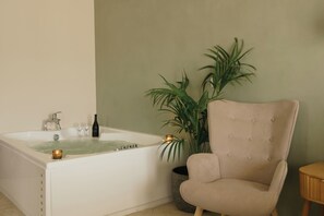 Suite, Jetted Tub | Premium bedding, in-room safe, desk, soundproofing