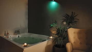 Suíte, banheira de hidromassagem | Roupas de cama premium, cofres nos quartos, escrivaninha