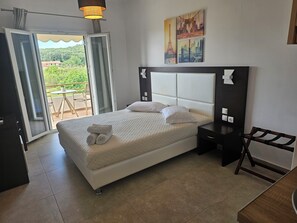 Standaard kamer, 1 twee- of 2 eenpersoonsbedden | Luxe beddengoed, een kluis op de kamer, een bureau, geluiddichte muren