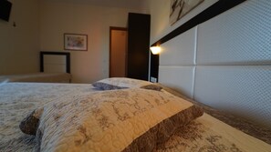 Studio (A) | Premium bedding, in-room safe, desk, soundproofing - Villa Apollo Parga (Parga)