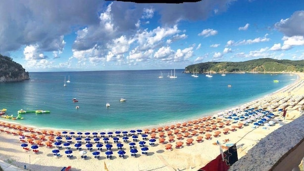 A beach with umbrellas and boats. - Villa Apollo Parga (Parga)