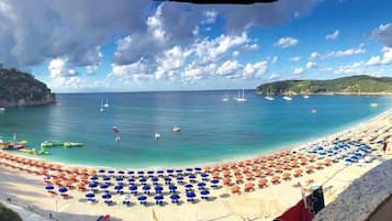 Una spiaggia nelle vicinanze