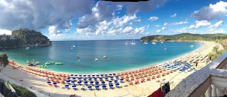 Una spiaggia nelle vicinanze