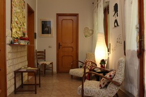 Lobby sitting area - Sa Babbaiola B&B (Cagliari)