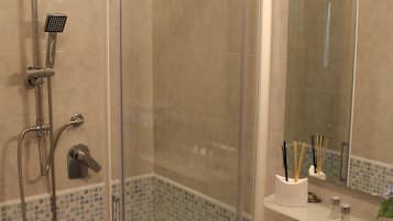 Camera doppia | Bagno | Doccia, vasca da bagno a immersione totale, soffione a pioggia