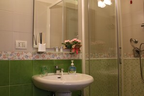 Double Room | Bathroom | Shower, deep soaking tub, rainfall showerhead, eco-friendly toiletries - Sa Babbaiola B&B (Cagliari)