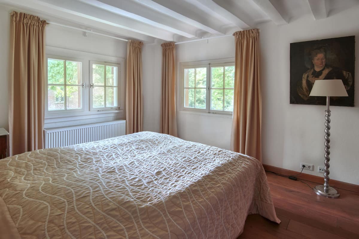 Traditional Studio | Premium bedding, WiFi (free), individually decorated