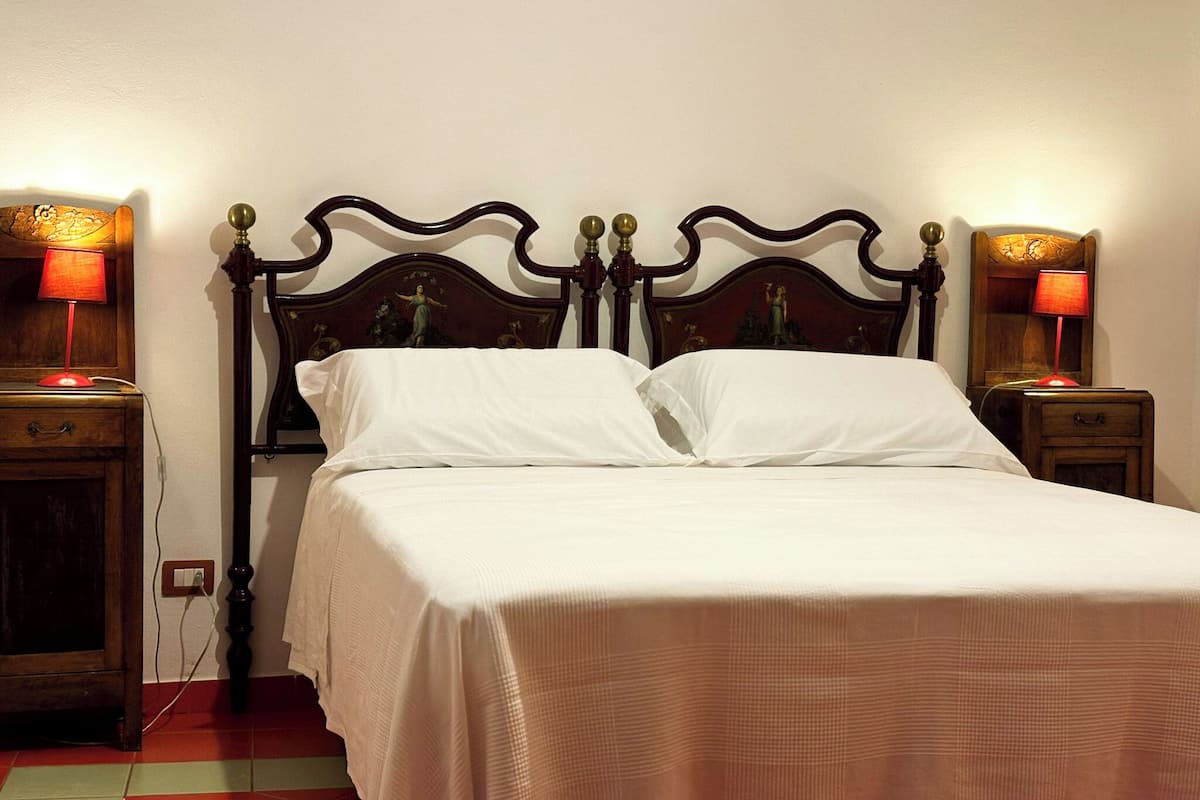 Ropa de cama de alta calidad, cubrecamas, minibar y escritorio
