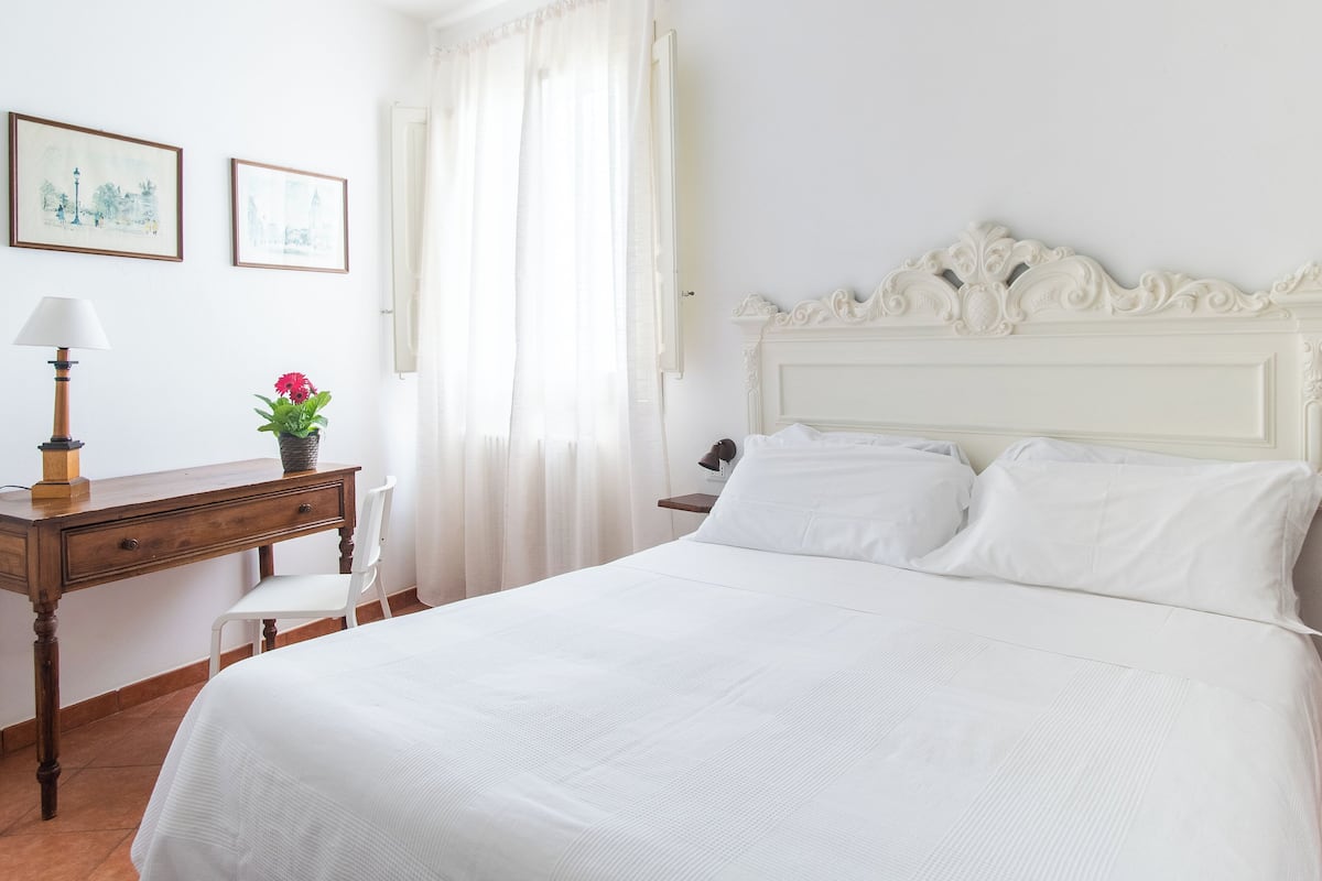 Ropa de cama de alta calidad, cubrecamas, minibar y escritorio