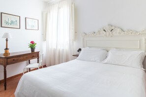 Doppelzimmer, Blick auf den Innenhof (Blu) | Hochwertige Bettwaren, Daunenbettdecken, Minibar, Schreibtisch