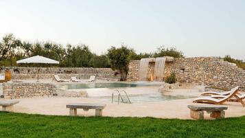Außenpool, Pool mit Wasserfall, Liegestühle