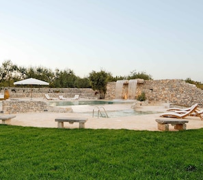 Outdoor pool, a waterfall pool, pool loungers - Casina Dei Preti (Conversano)