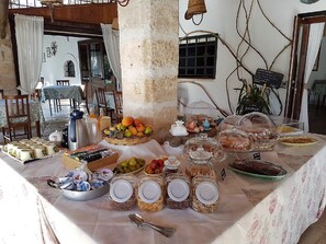 Free daily continental breakfast